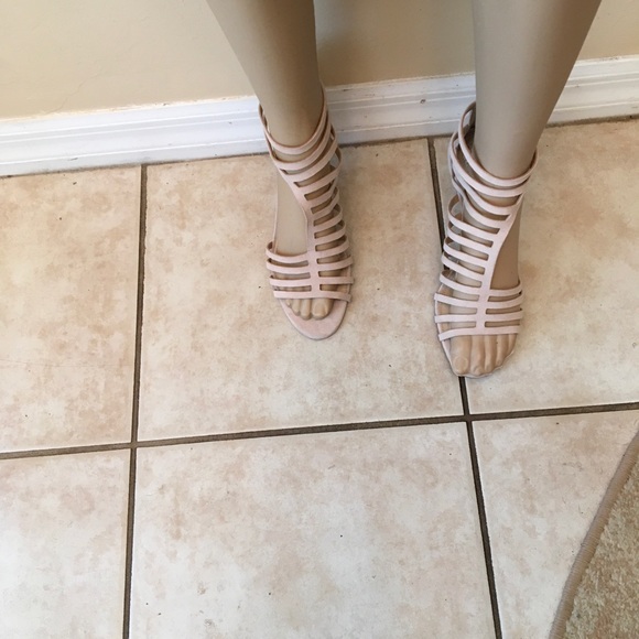 Vince Camuto Cream color Strappy Sandal 3 1/4” Heel size 9 - Picture 13 of 16